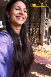 Actress Tanishaa Mukerji distributes sweets to media and celebrates Holi 2022