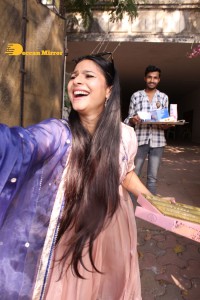 Actress Tanishaa Mukerji distributes sweets to media and celebrates Holi 2022