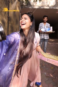 Actress Tanishaa Mukerji distributes sweets to media and celebrates Holi 2022