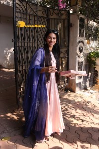 Actress Tanishaa Mukerji distributes sweets to media and celebrates Holi 2022