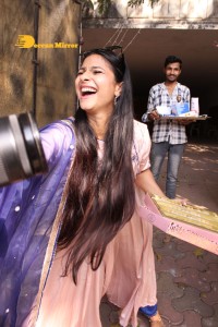 Actress Tanishaa Mukerji distributes sweets to media and celebrates Holi 2022