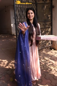 Actress Tanishaa Mukerji distributes sweets to media and celebrates Holi 2022
