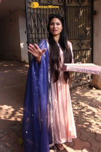 Actress Tanishaa Mukerji distributes sweets to media and celebrates Holi 2022