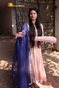 Actress Tanishaa Mukerji distributes sweets to media and celebrates Holi 2022