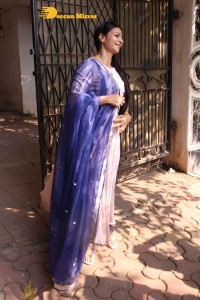 Actress Tanishaa Mukerji distributes sweets to media and celebrates Holi 2022