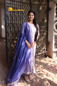 Actress Tanishaa Mukerji distributes sweets to media and celebrates Holi 2022