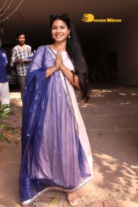 Actress Tanishaa Mukerji distributes sweets to media and celebrates Holi 2022