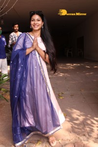 Actress Tanishaa Mukerji distributes sweets to media and celebrates Holi 2022