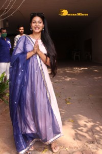 Actress Tanishaa Mukerji distributes sweets to media and celebrates Holi 2022