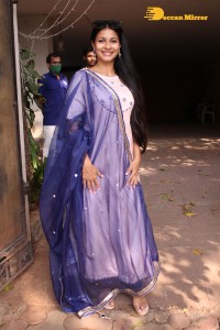 Actress Tanishaa Mukerji distributes sweets to media and celebrates Holi 2022