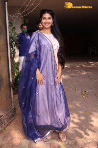 Actress Tanishaa Mukerji distributes sweets to media and celebrates Holi 2022