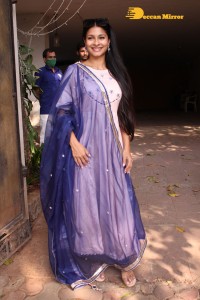 Actress Tanishaa Mukerji distributes sweets to media and celebrates Holi 2022