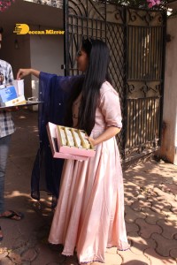 Actress Tanishaa Mukerji distributes sweets to media and celebrates Holi 2022