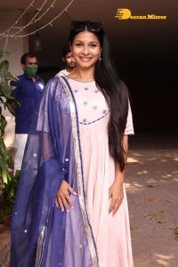 Actress Tanishaa Mukerji distributes sweets to media and celebrates Holi 2022