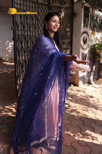 Actress Tanishaa Mukerji distributes sweets to media and celebrates Holi 2022