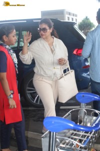 Veteran actress Tanuja Mukherjee and her daughter Kajol spotted at Mumbai Airport