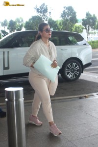 Veteran actress Tanuja Mukherjee and her daughter Kajol spotted at Mumbai Airport