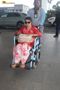 Veteran actress Tanuja Mukherjee and her daughter Kajol spotted at Mumbai Airport