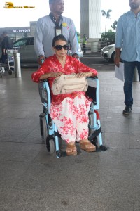 Veteran actress Tanuja Mukherjee and her daughter Kajol spotted at Mumbai Airport