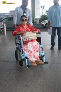 Veteran actress Tanuja Mukherjee and her daughter Kajol spotted at Mumbai Airport