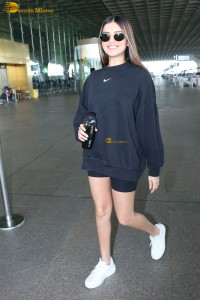 actress tara sutaria cute look in black t shirt and shorts