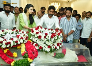 Family and Friends pay last respects to Nandamuri Taraka Ratna