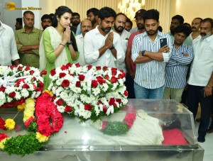 Family and Friends pay last respects to Nandamuri Taraka Ratna