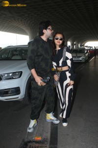 actress tejasswi prakash spotted with boyfriend karan kundra at mumbai airport
