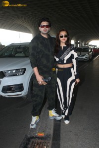 actress tejasswi prakash spotted with boyfriend karan kundra at mumbai airport