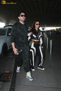 actress tejasswi prakash spotted with boyfriend karan kundra at mumbai airport