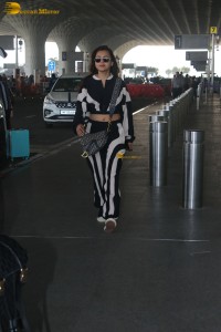 actress tejasswi prakash spotted with boyfriend karan kundra at mumbai airport