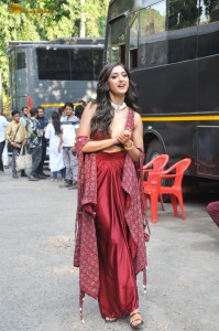 Tiger Nageswara Rao team Ravi Teja, Nupur Sanon, and Gayatri Bhardwaj on the sets of India’s Got Talent
