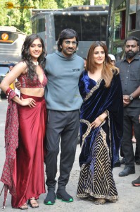Tiger Nageswara Rao team Ravi Teja, Nupur Sanon, and Gayatri Bhardwaj on the sets of India’s Got Talent
