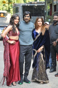 Tiger Nageswara Rao team Ravi Teja, Nupur Sanon, and Gayatri Bhardwaj on the sets of India’s Got Talent