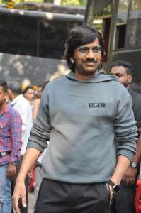 Tiger Nageswara Rao team Ravi Teja, Nupur Sanon, and Gayatri Bhardwaj on the sets of India’s Got Talent