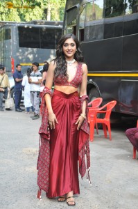 Tiger Nageswara Rao team Ravi Teja, Nupur Sanon, and Gayatri Bhardwaj on the sets of India’s Got Talent