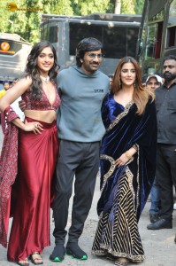 Tiger Nageswara Rao team Ravi Teja, Nupur Sanon, and Gayatri Bhardwaj on the sets of India’s Got Talent
