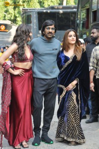 Tiger Nageswara Rao team Ravi Teja, Nupur Sanon, and Gayatri Bhardwaj on the sets of India’s Got Talent