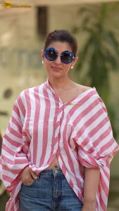 akshay kumar’s wife and bollywood actress twinkle khanna sexy in a pink striped shirt