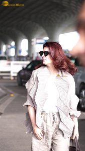 akshay kumar's wife and actress twinkle khanna spotted at mumbai airport