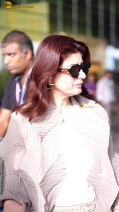 akshay kumar's wife and actress twinkle khanna spotted at mumbai airport