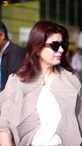 akshay kumar's wife and actress twinkle khanna spotted at mumbai airport
