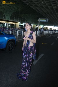 actress urji javed hot looks in a revealing saree at airport