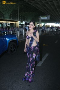 actress urji javed hot looks in a revealing saree at airport