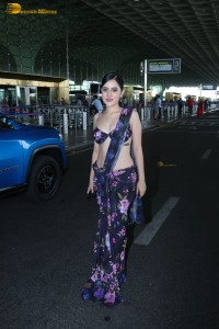 actress urji javed hot looks in a revealing saree at airport