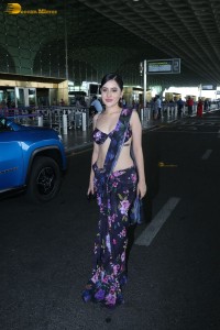 actress urji javed hot looks in a revealing saree at airport