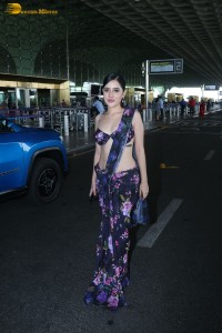 actress urji javed hot looks in a revealing saree at airport