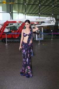 actress urji javed hot looks in a revealing saree at airport