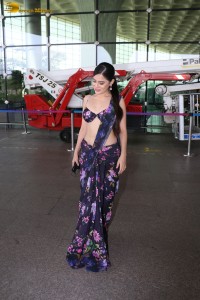 actress urji javed hot looks in a revealing saree at airport