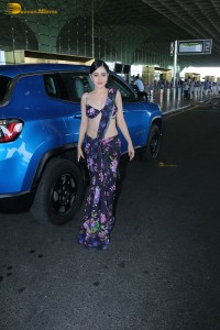 actress urji javed hot looks in a revealing saree at airport